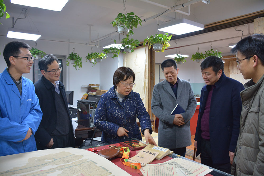 省委副秘書長(zhǎng)、省檔案局局長(zhǎng)劉蕓帶隊(duì)來公司開展“服務(wù)企業(yè)、服務(wù)群眾、服務(wù)基層“活動(dòng)2.jpg